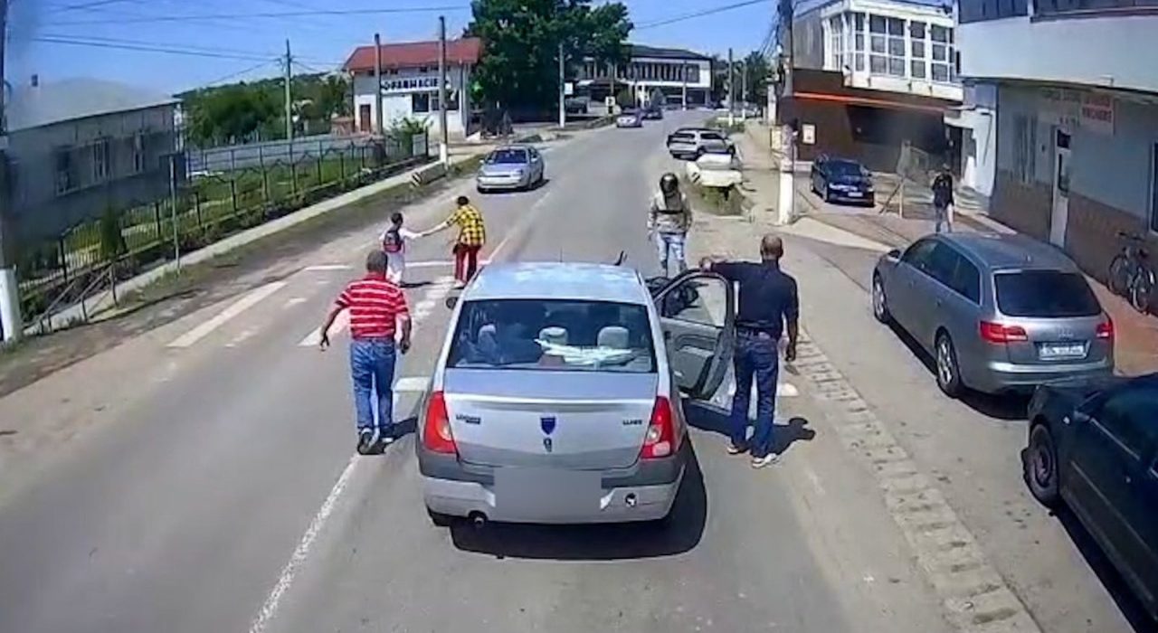 sofer neatent loveste motociclist si o mama cu copil