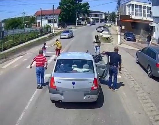 sofer neatent loveste motociclist si o mama cu copil
