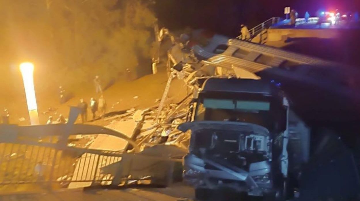 7 morti si zeci de raniti dupa prabusirea a doua poduri in Rusia