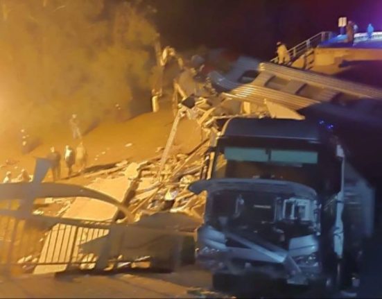 7 morti si zeci de raniti dupa prabusirea a doua poduri in Rusia