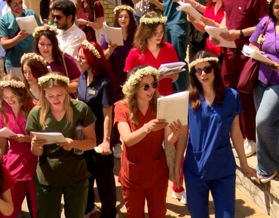Absolventii de Medicina din Cluj serenade pentru profesori dupa 6 ani dificili