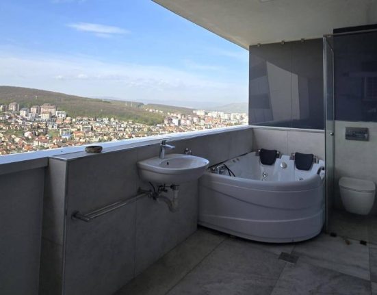 Apartament cu baie si gratar de inchiriat pentru Untold
