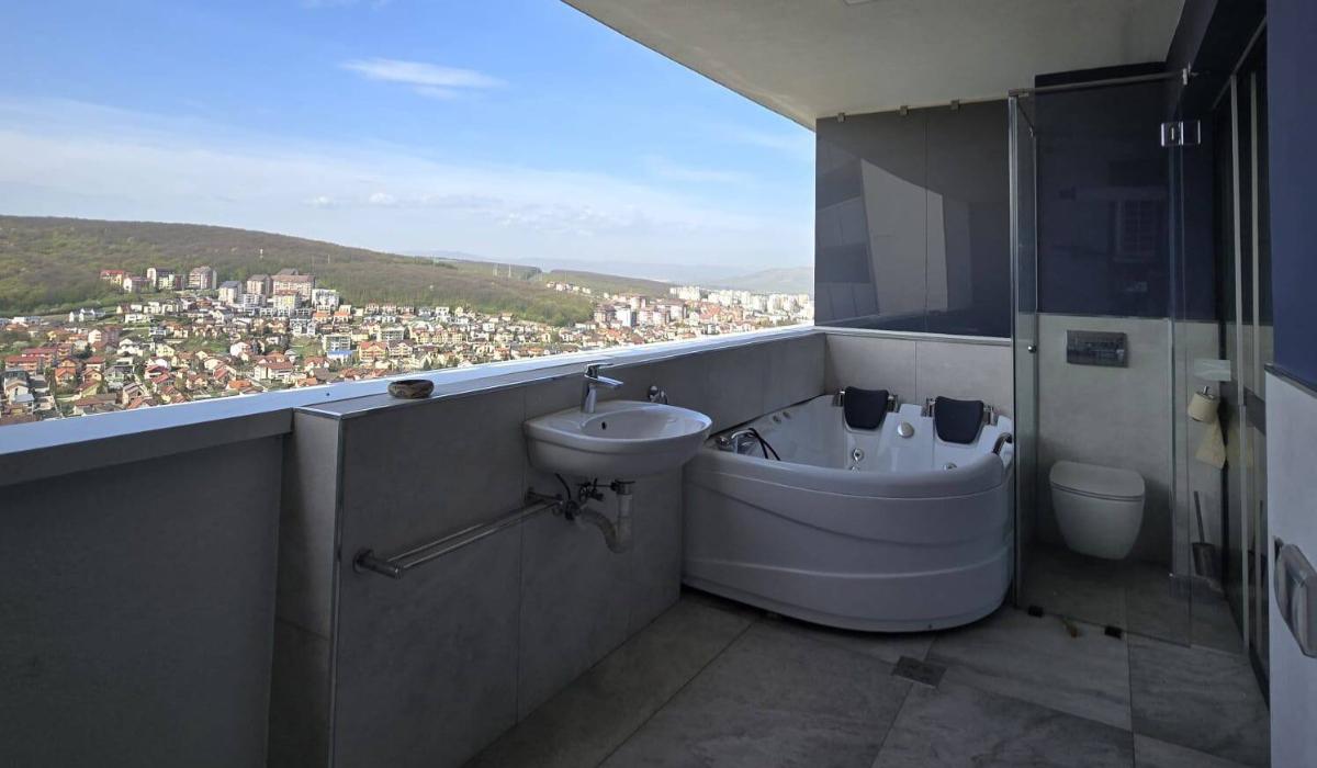 Apartament cu baie si gratar de inchiriat pentru Untold