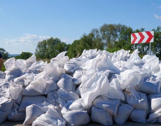Autoritatile au ridicat o aparare de 750 metri