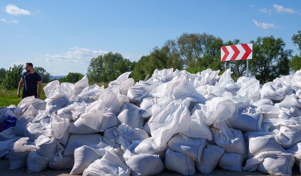 Autoritatile au ridicat o aparare de 750 metri