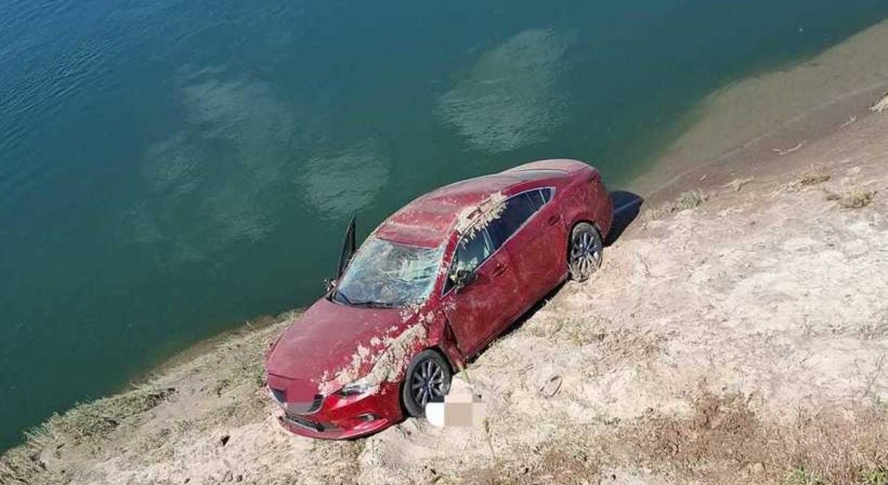 Barbat si femeie salvati dupa o rasturnare de masina