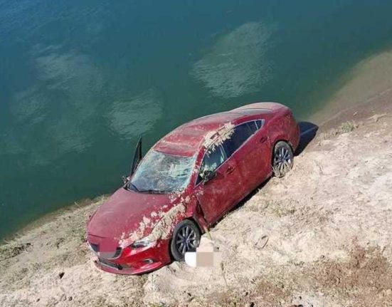 Barbat si femeie salvati dupa o rasturnare de masina
