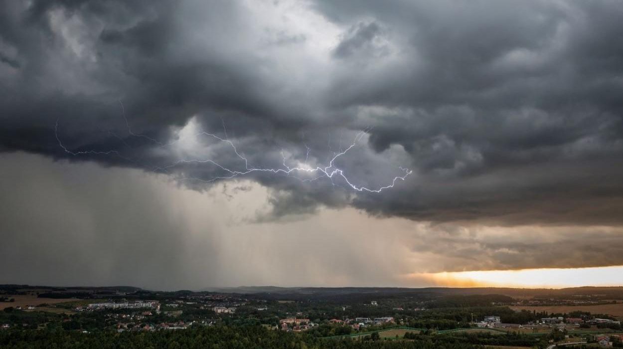 Cod galben de vreme severa in 13 judete