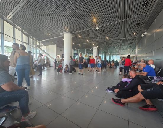 Concediul dorit din Antalya a inceput cu un blocaj de 10 ore pe Otopeni