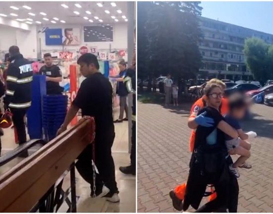 Copil de 3 ani prins in scara rulanta la mall
