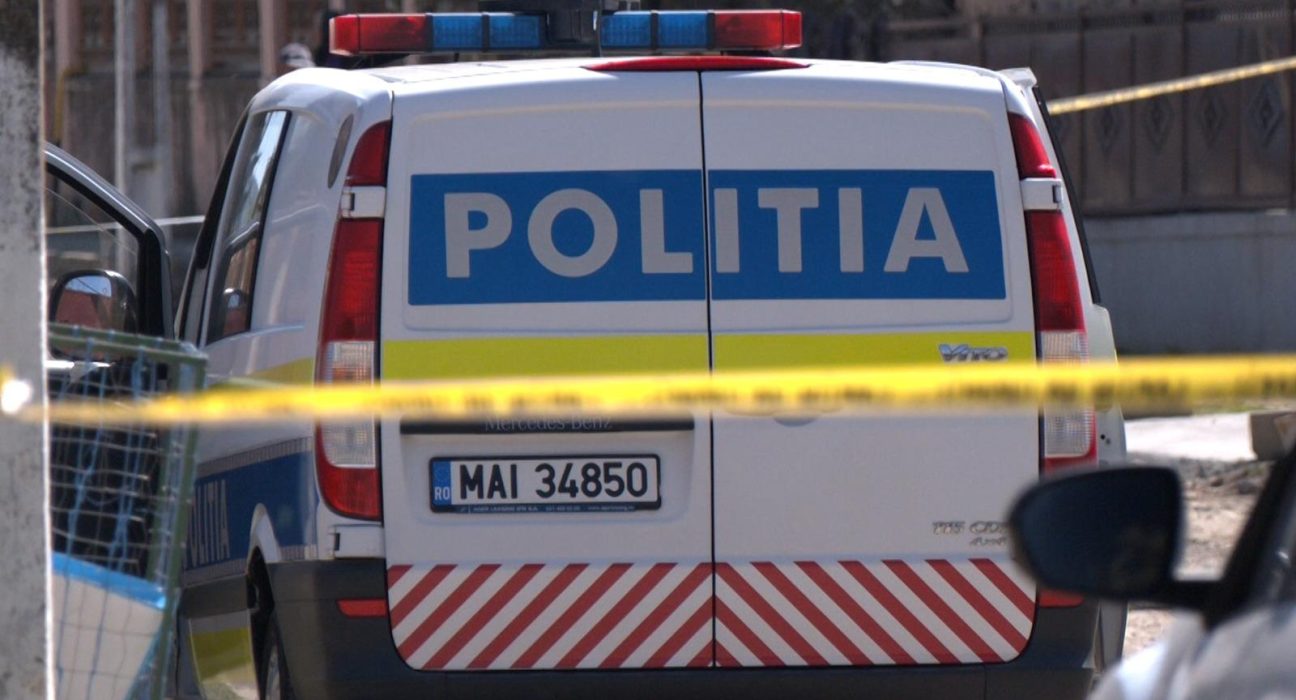 Fata de 15 ani a murit cazand de la etaj