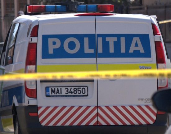Fata de 15 ani a murit cazand de la etaj