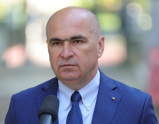 Ilie Bolojan anunta desfiintarea burselor scolare