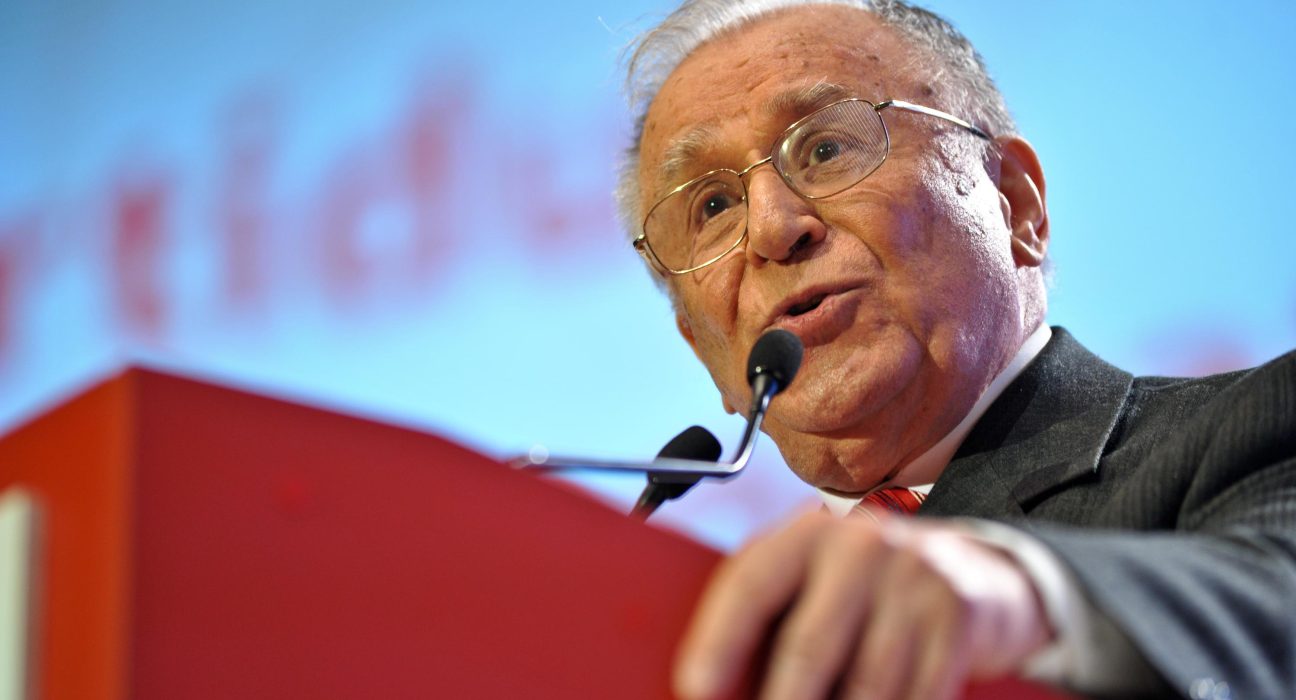 Ion Iliescu este constient stabil cu asistenta respiratorie minima