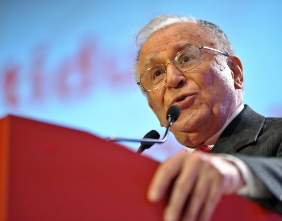 Ion Iliescu este constient stabil cu asistenta respiratorie minima