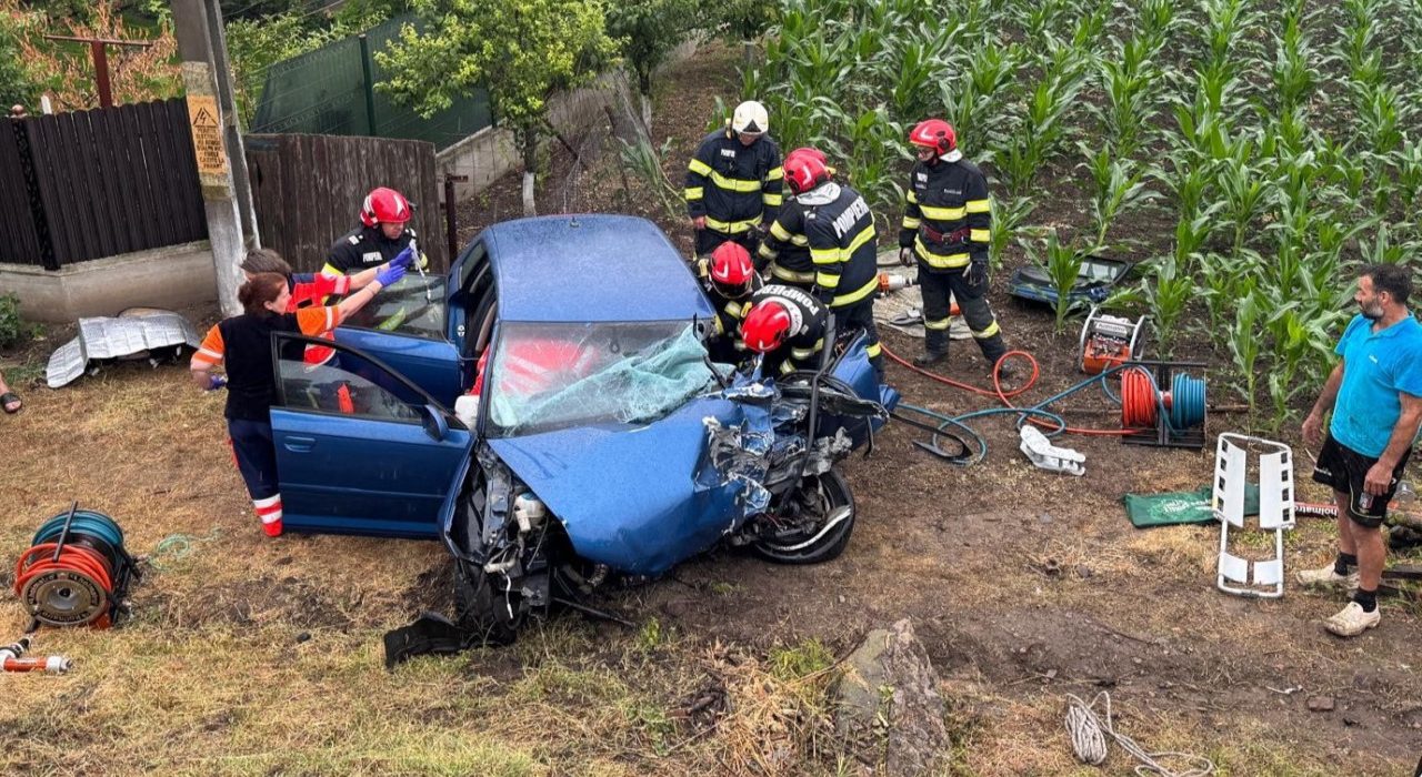 Masina abandonata pe camp dupa accident in Vaslui