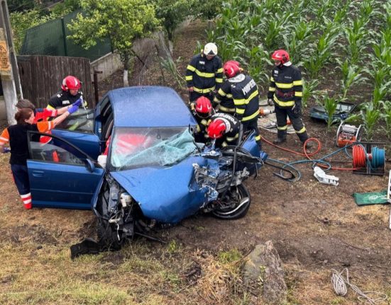 Masina abandonata pe camp dupa accident in Vaslui