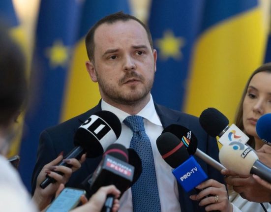Ministrul Alexandru Rogobete ameninta medicii de la stat