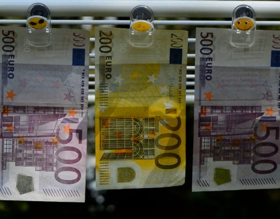 Nemtii campioni la economisit bani in numerar
