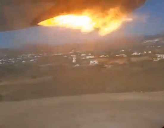 Panica la bordul unui avion din Grecia motorul drept a luat foc cauza necunoscuta