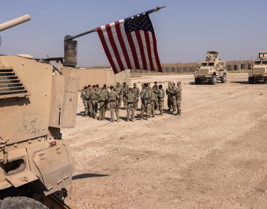 SUA isi retrag soldatii din Siria pastreaza o baza