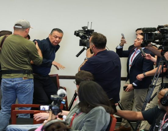 Senator american imobilizat si incatusat pentru ca a intrerupt o pe sefa Securitatii Interne