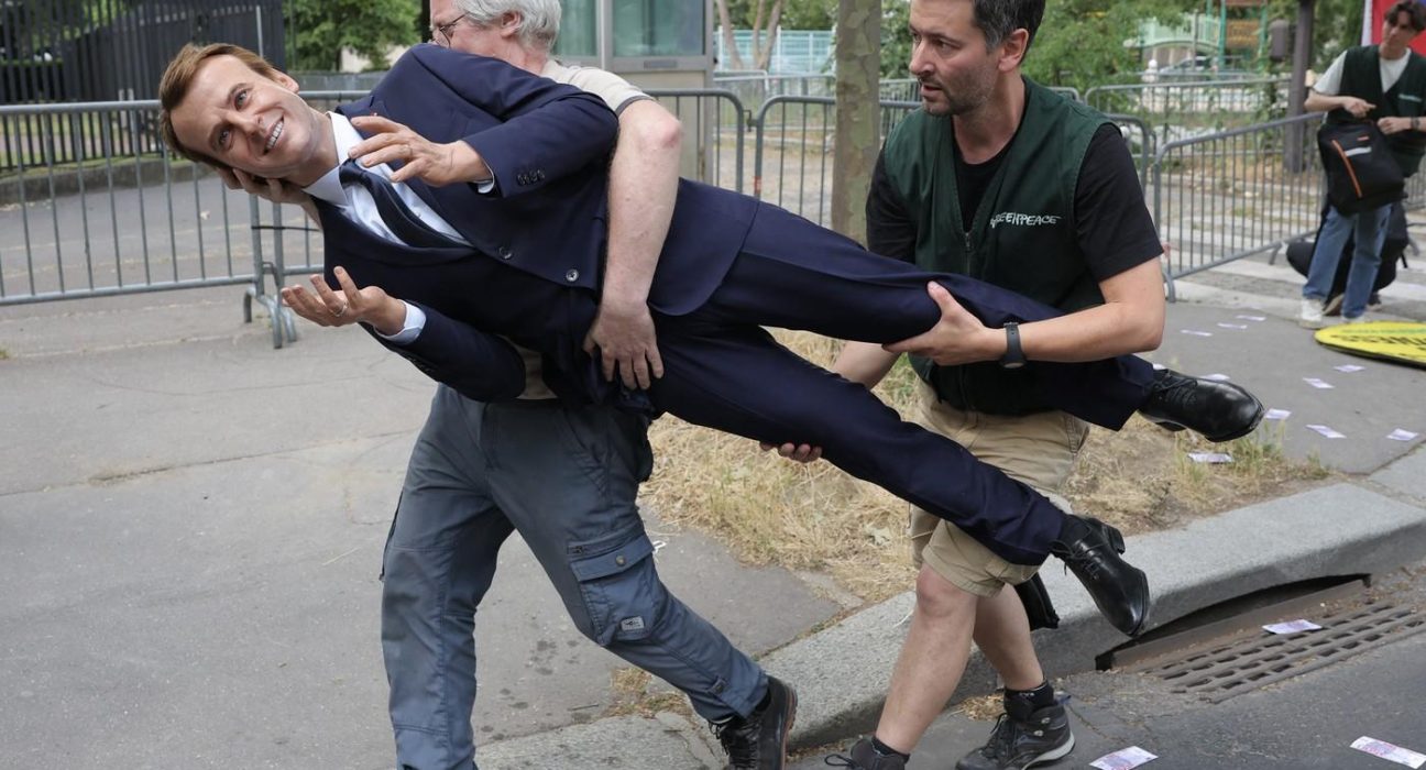 Statuia de ceara a lui Macron furata si depusa la Ambasada Rusiei
