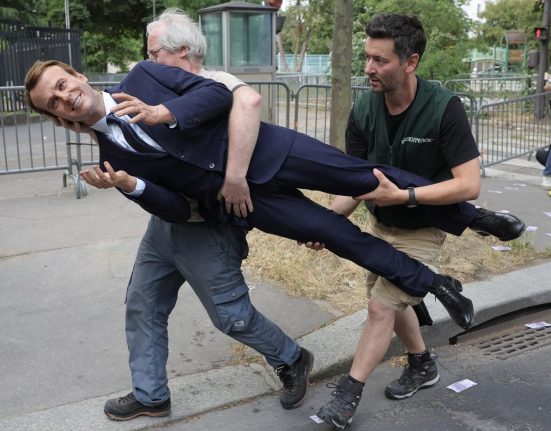 Statuia de ceara a lui Macron furata si depusa la Ambasada Rusiei