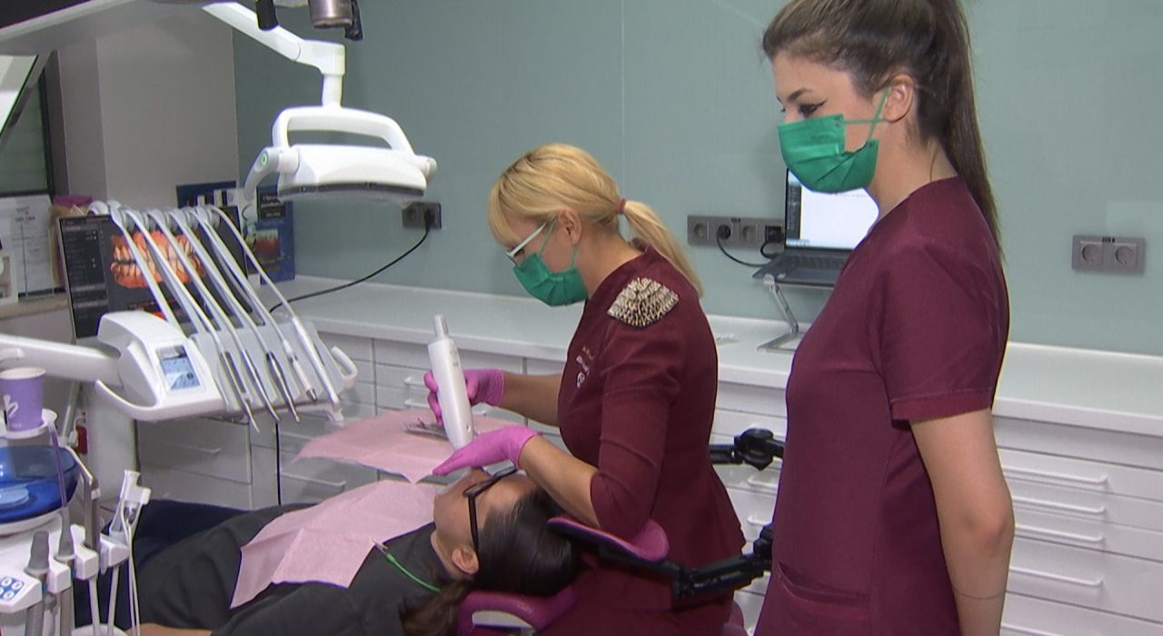 Strainii vin la dentist in Romania si economisesc sume mari
