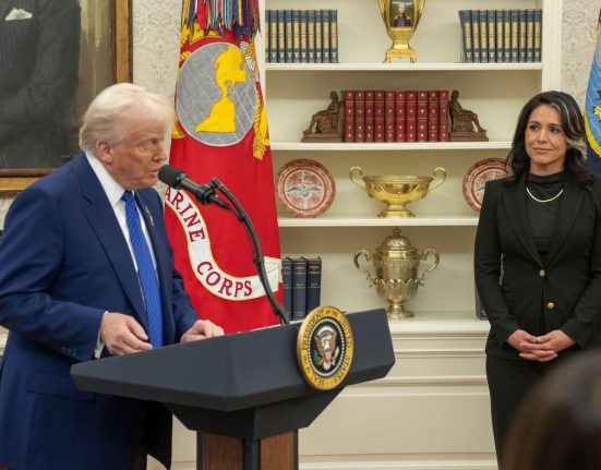 Trump o contrazice pe sefa serviciilor secrete despre Iran