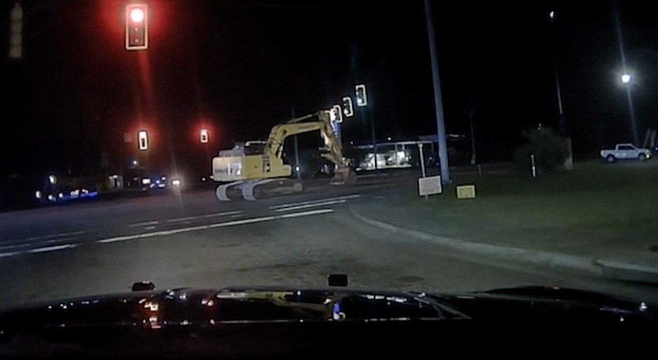 Un american a furat excavatorul si a fugit cu 5 km h