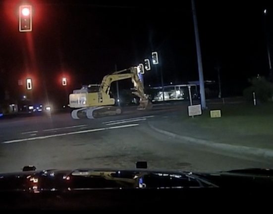 Un american a furat excavatorul si a fugit cu 5 km h