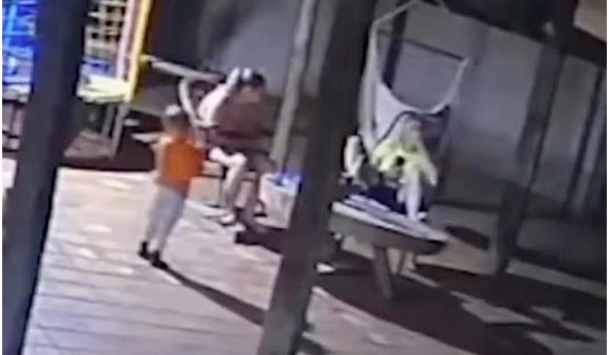 Un baietel de 2 ani si a impuscat mama accidental