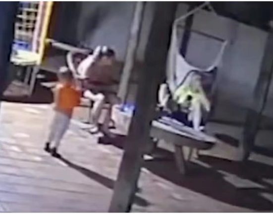Un baietel de 2 ani si a impuscat mama accidental