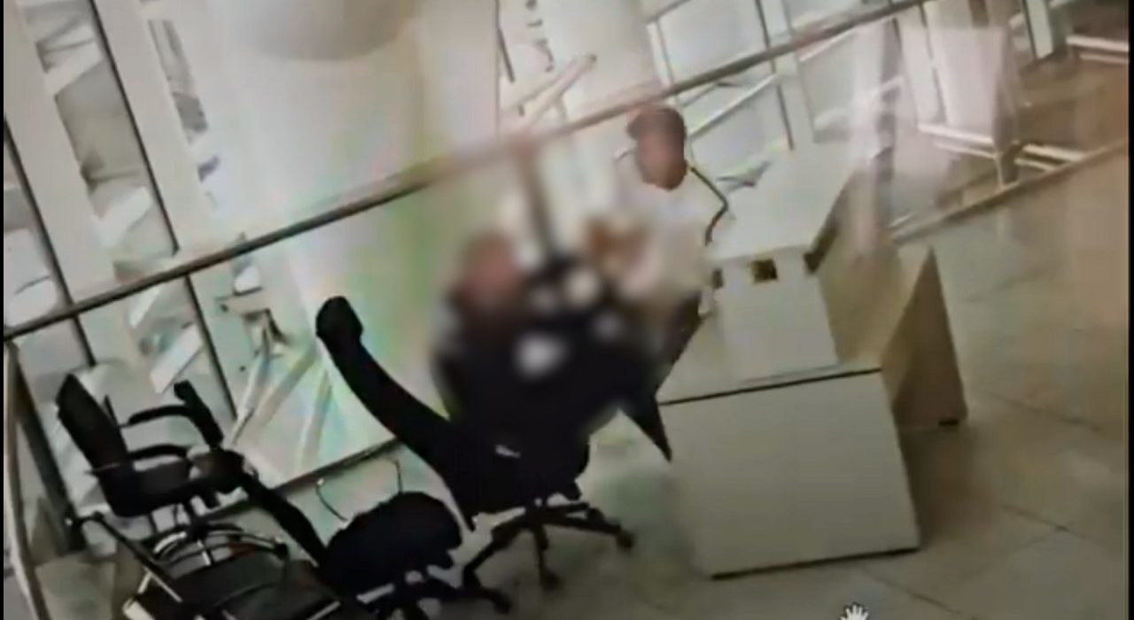 Vames lovit pe Aeroportul Otopeni de un agresor
