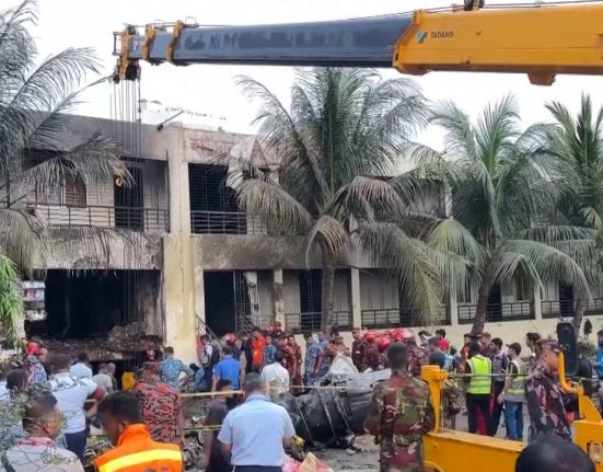 27 de morti majoritatea elevi dupa prabusirea avionului in Bangladesh