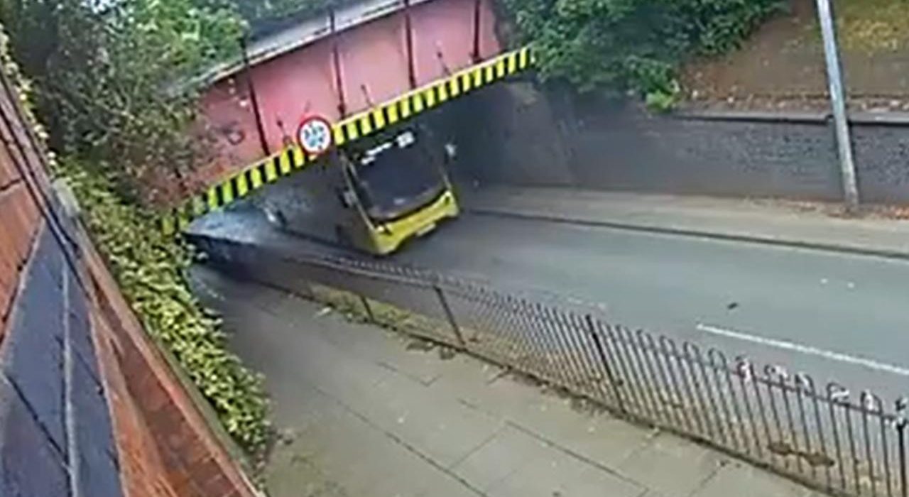 Autobuz etajat din UK rupt in doua sub un pod