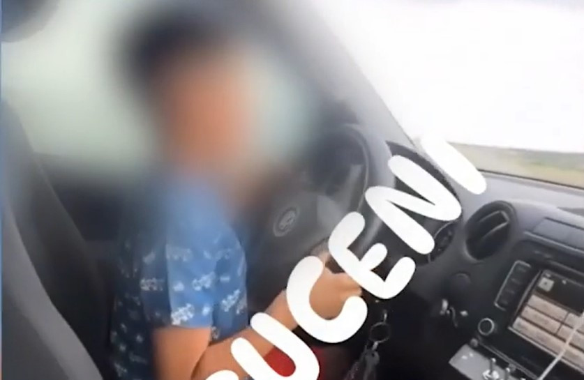 Baiezel de 7 ani conduce masina familiei in Galati