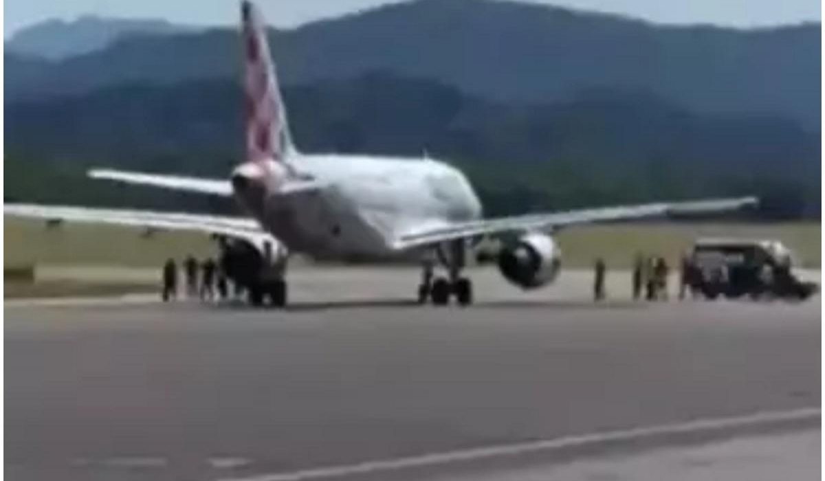 Barbat se arunca in motorul unui avion in Bergamo