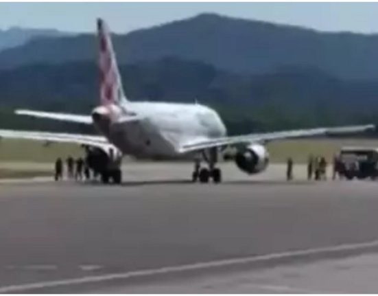 Barbat se arunca in motorul unui avion in Bergamo