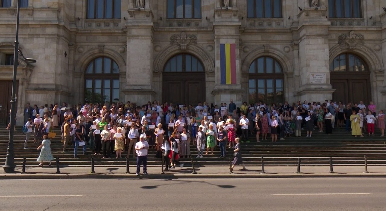 Bugetarii in protest si au aratat salariile E mult spuneti dvs