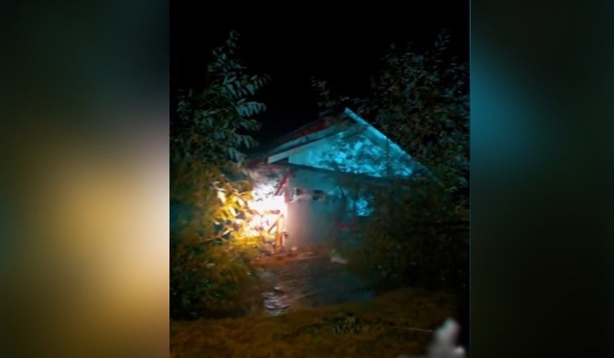 Casa smulsa din temelie plutind pe viituri