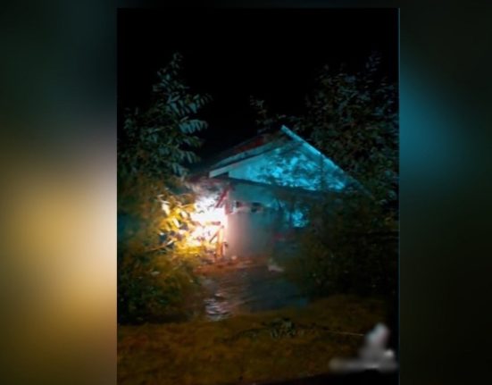 Casa smulsa din temelie plutind pe viituri