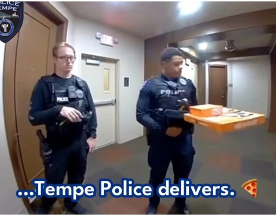 Doi policisti din SUA au livrat pizza arestatului