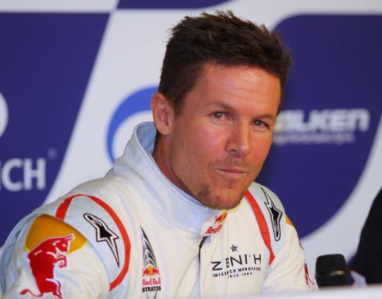 Felix Baumgartner ar fi fracturat coloana la impact