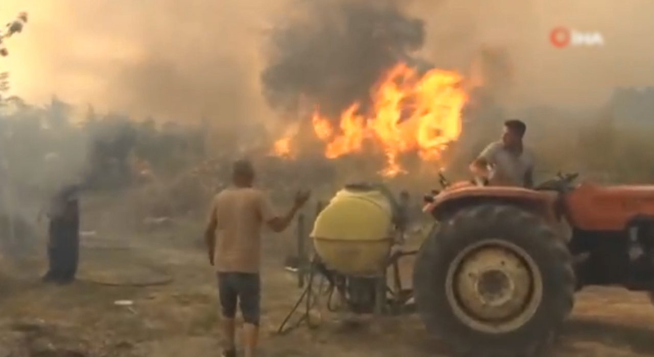 Incendiile devasteaza Turcia oamenii din Antalya lupta cu focul