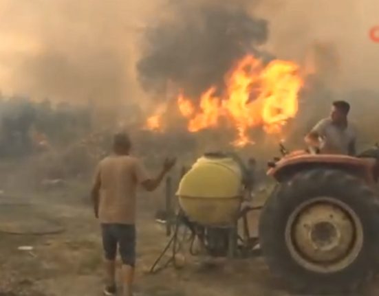 Incendiile devasteaza Turcia oamenii din Antalya lupta cu focul