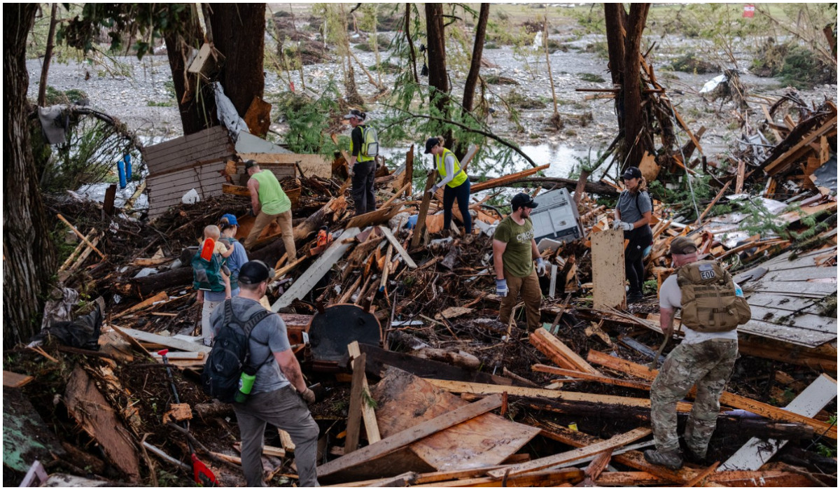 Inundatii apocaliptice in Texas Mama si fiica pe acoperis