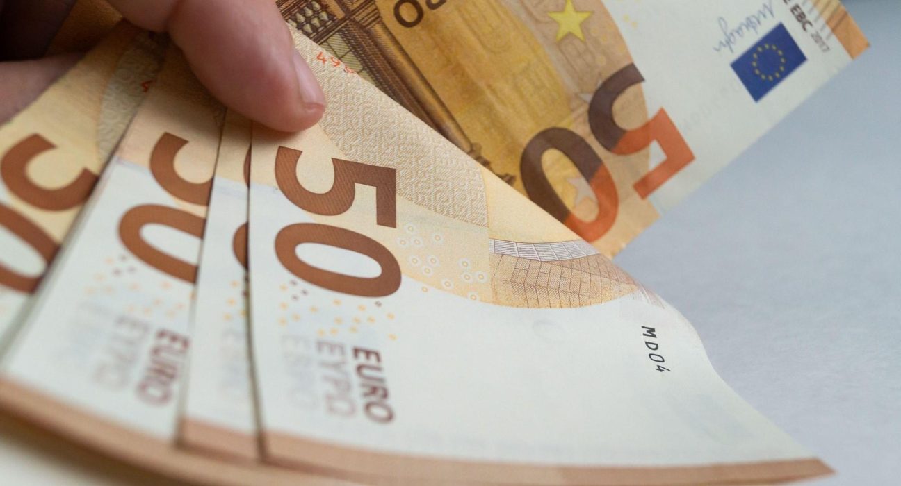 Militar din Bucuresti prins vanzand bancnote false de 50 euro