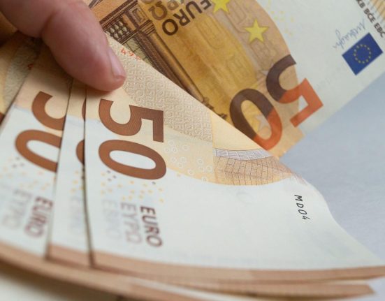Militar din Bucuresti prins vanzand bancnote false de 50 euro